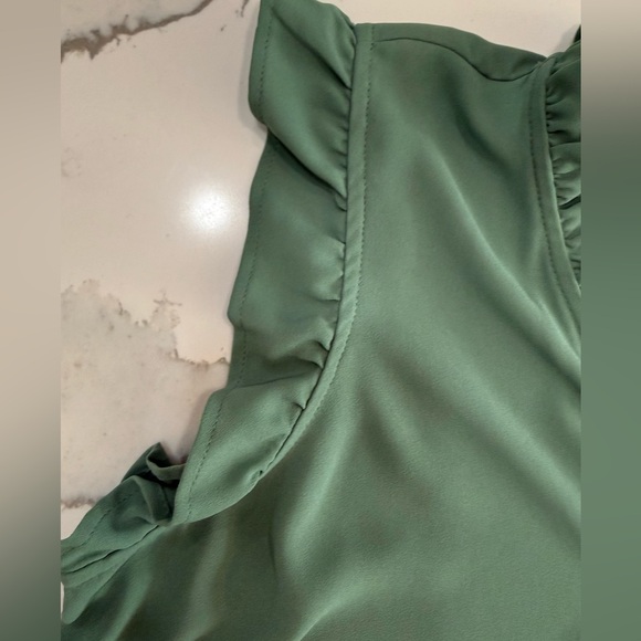 LOFT- Size Med V-neck Ruffle Sleeveless Blouse-Olive Green - Picture 3 of 6